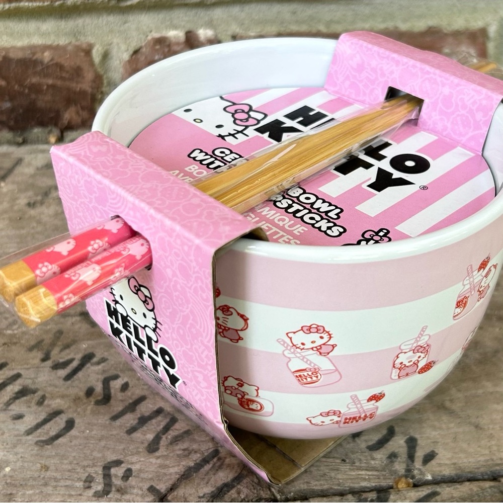 Hello Kitty Ramen Bowl With Chopsticks Strawberry Milk White Soup White Pink NEW